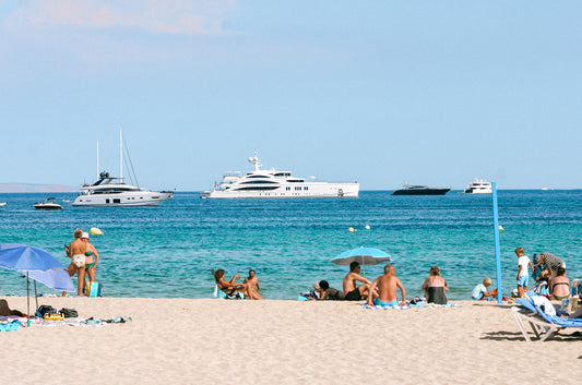 Yacht ankert vor der Playa de Palmanova