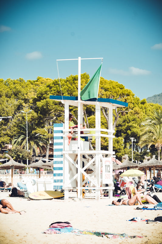 Rettungsturm an der Playa La Romana in Paguera