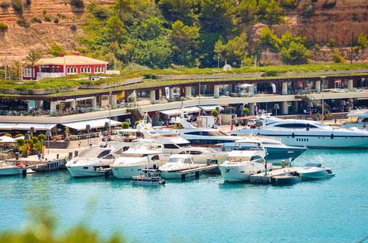 Promenade mit Restaurants, Bars und Shops an den Liegeplätzen im Port Adriano