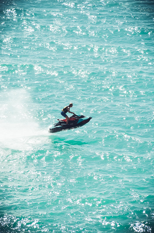 Jet-Ski-Fahrer springt über Wellen