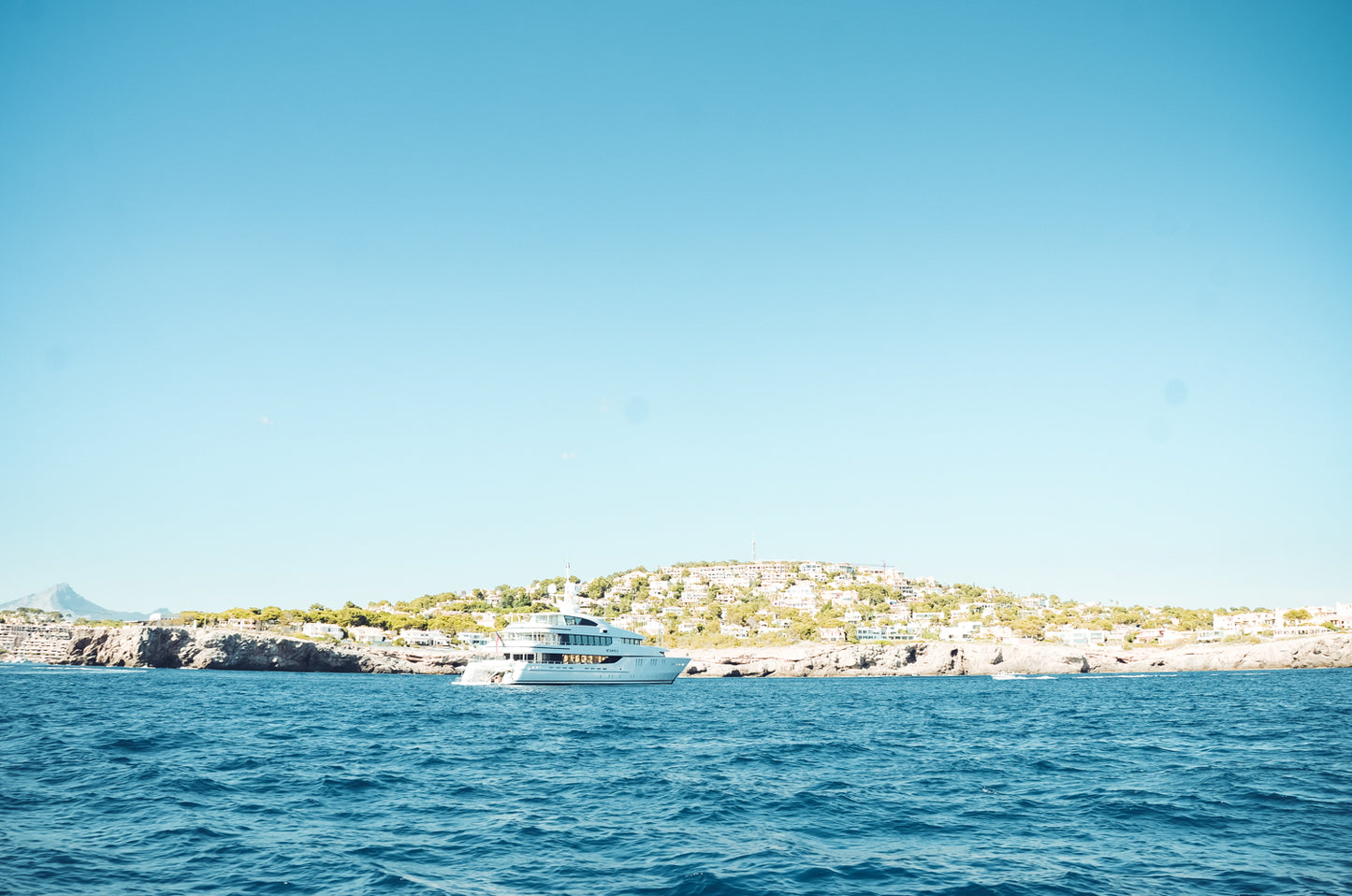 Yacht vor La Collina – ein mit Luxus-Villen bebauter Hügel in Nova Santa Ponsa