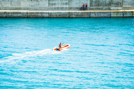 "Follow Me" auf dem Wasser im Hafen