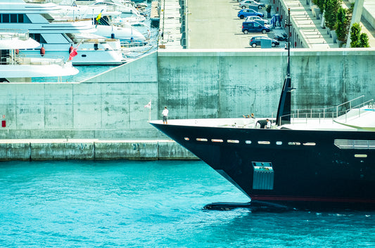 Mega-Yacht läuft in den Hafen Port Adriano ein