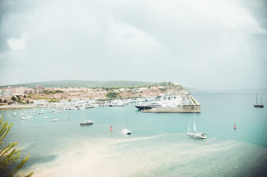 Blick auf das Hafen-Becken von Port Adriano nach einem Regensturm.