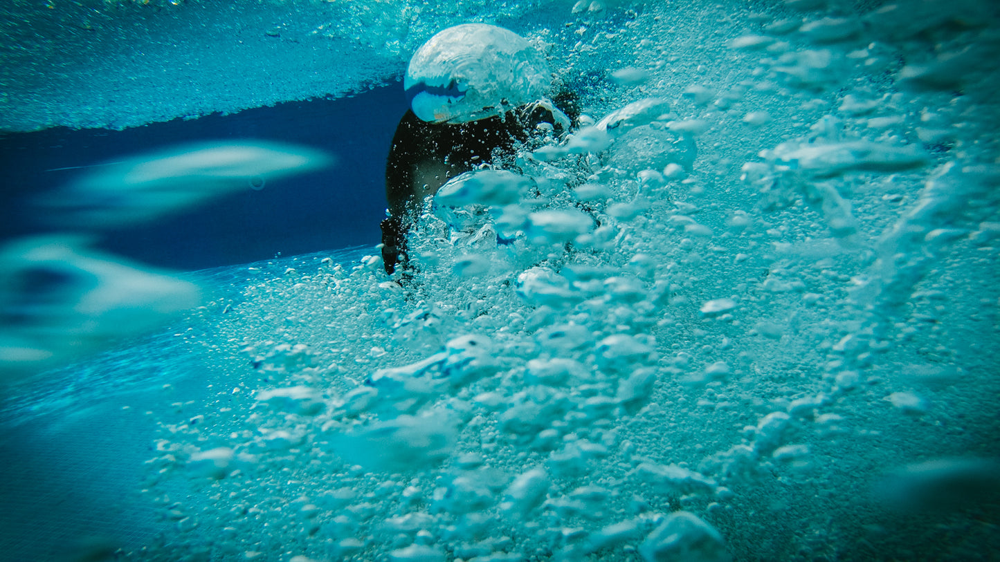 Selfie unter dem Meer. Blasen steigen auf, die an Fische erinnern