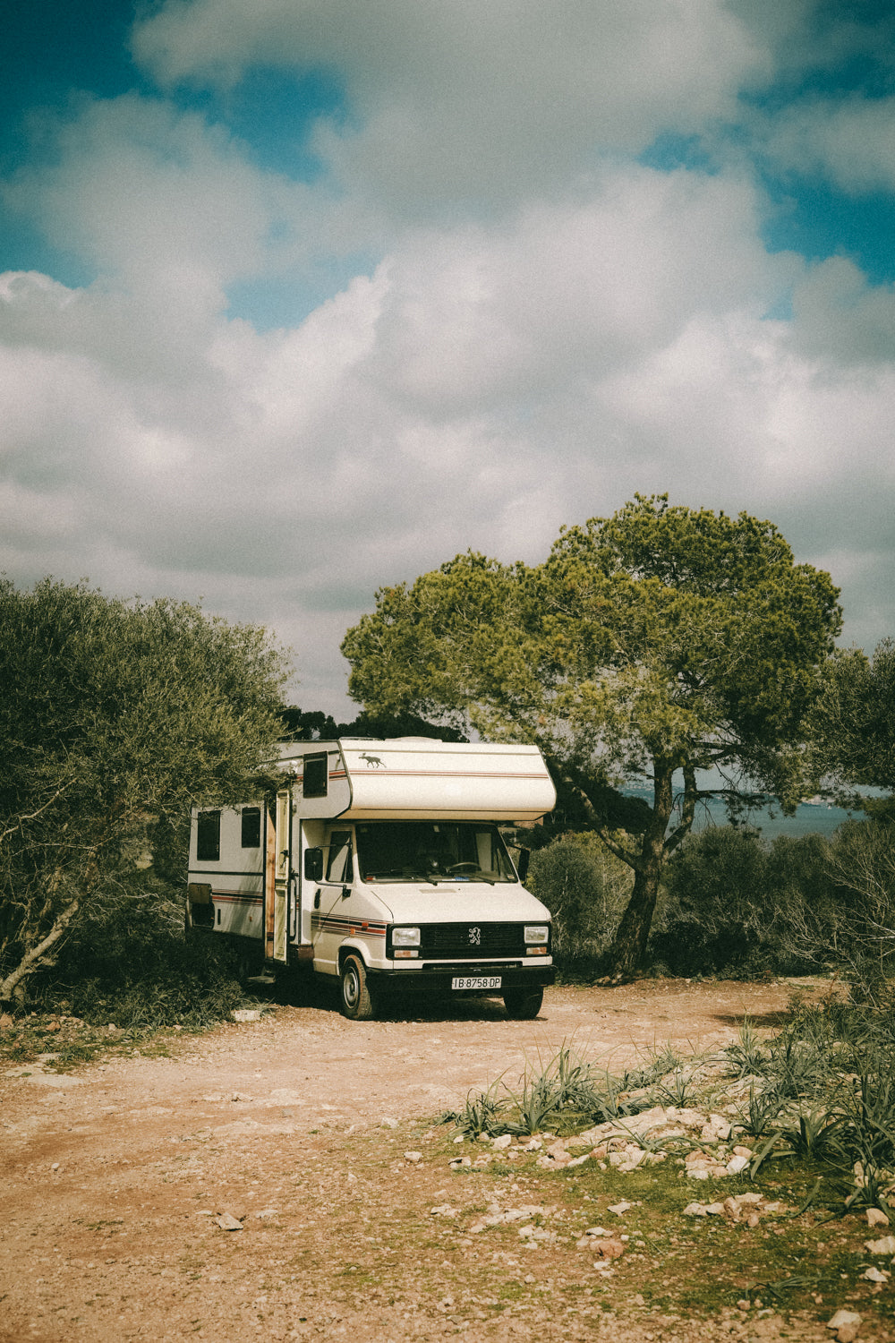 Camper mit Meerblick an den Klippen von Portals Vells