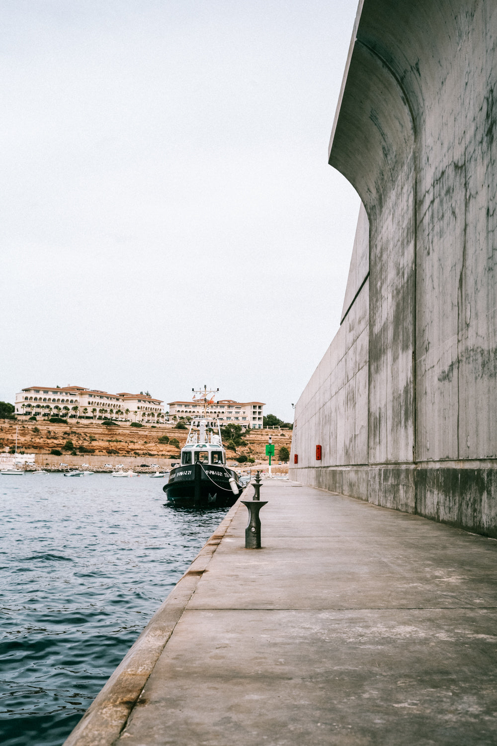 Schlepper an Kaimauer im Port Adriano