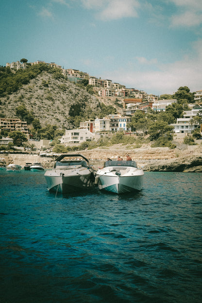 Zwei Frauscher Yachten in der Cala Llamp