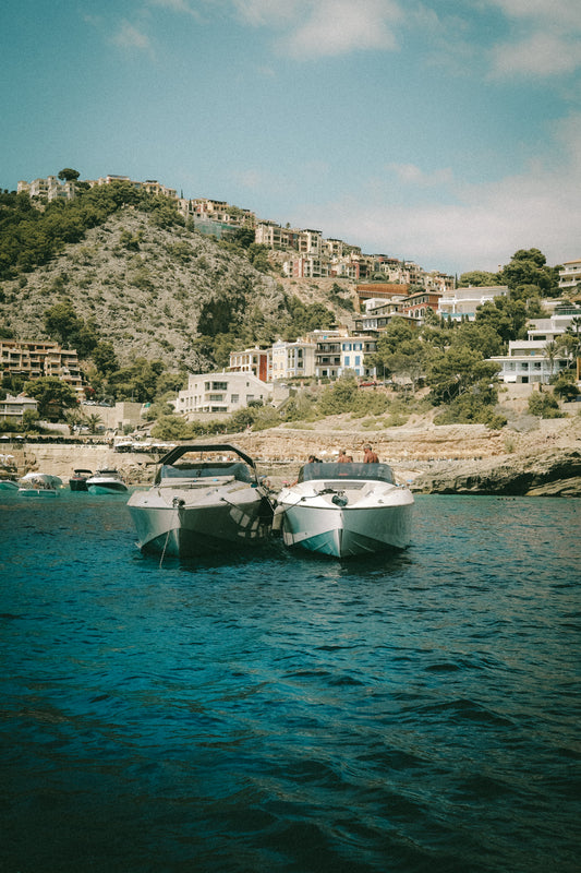 Zwei Frauscher Yachten in der Cala Llamp